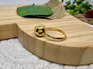 O anel regulador banhado a ouro 18K é uma peça de joalheria que combina elegância e versatilidade de forma única. Este acessório é ideal para quem busca sofisticação e funcionalidade em um único item. A capacidade de ajuste do anel permite que ele se adapte perfeitamente a diferentes tamanhos de dedos, garantindo conforto e estilo para qualquer ocasião.