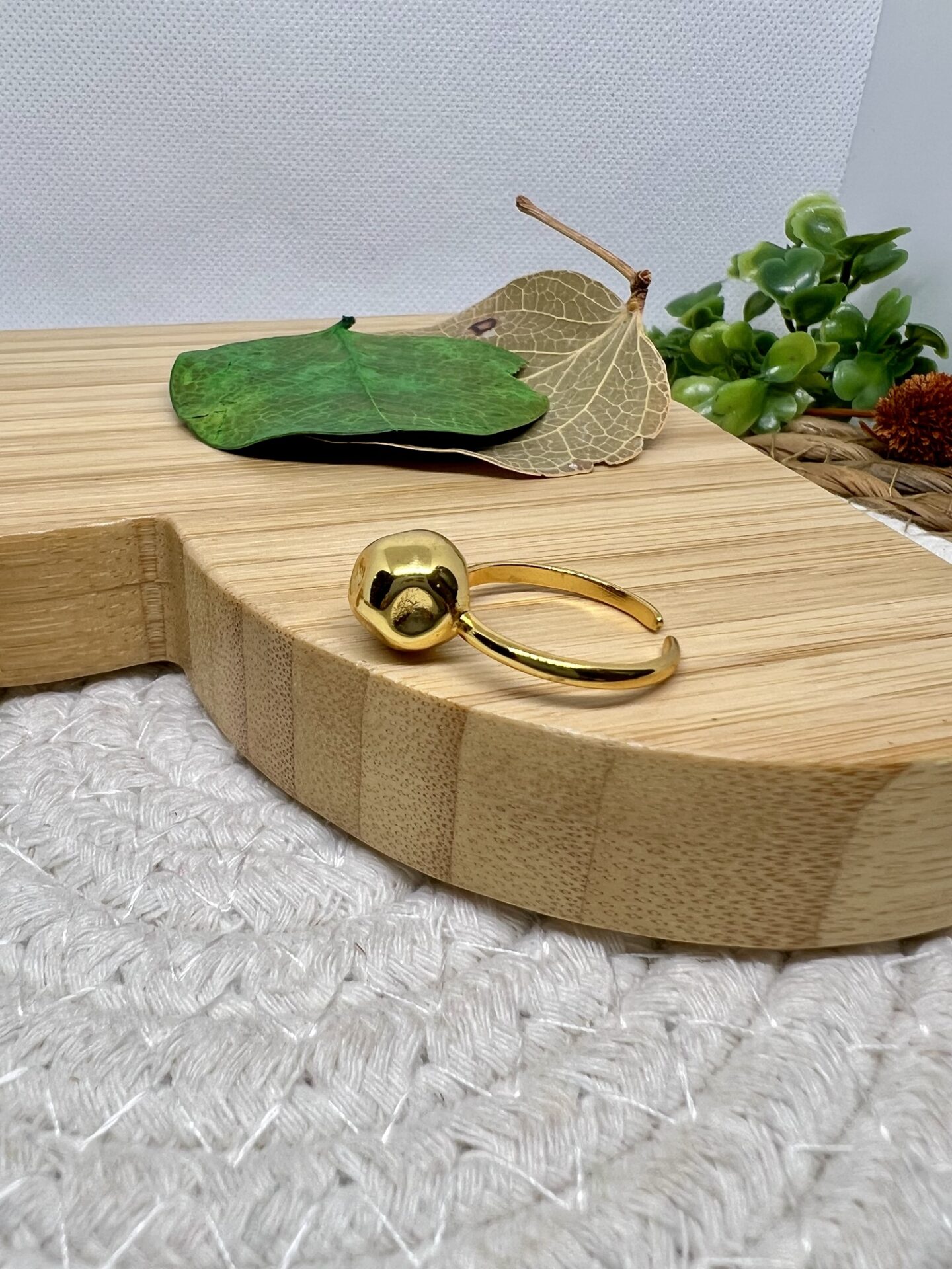 O anel regulador banhado a ouro 18K é uma peça de joalheria que combina elegância e versatilidade de forma única. Este acessório é ideal para quem busca sofisticação e funcionalidade em um único item. A capacidade de ajuste do anel permite que ele se adapte perfeitamente a diferentes tamanhos de dedos, garantindo conforto e estilo para qualquer ocasião.