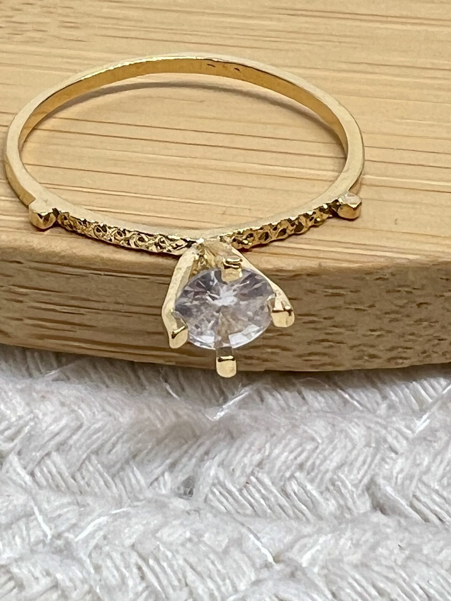 Anel Solitário com Zircônia Banhado a Ouro 18k