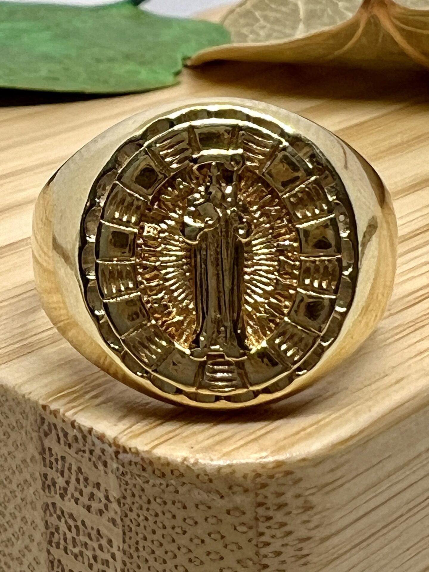 Anel com Imagem Sacra Banhado a Ouro 18k