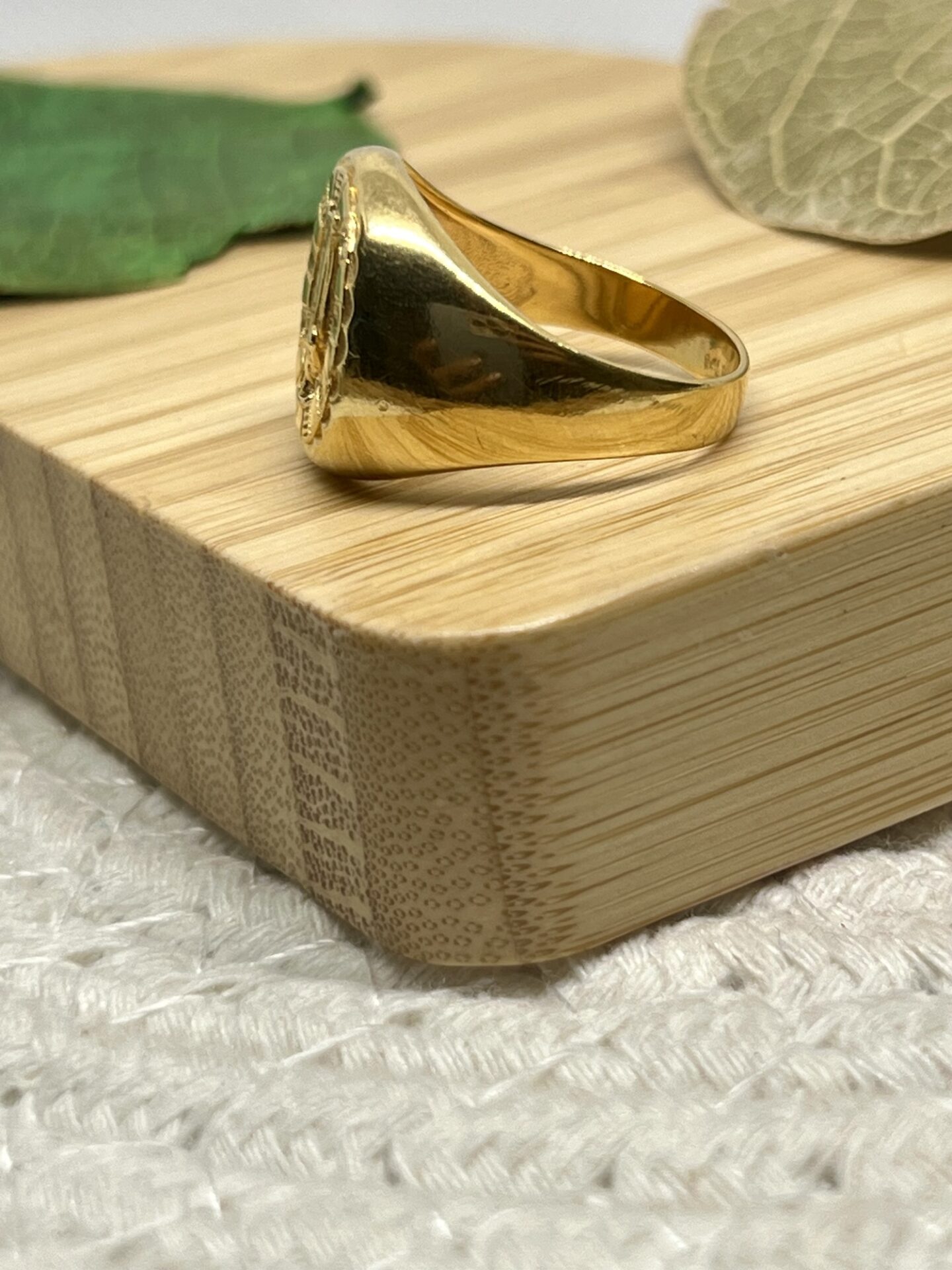 Anel com Imagem Sacra, Banhado a Ouro 18k - Imagem 2