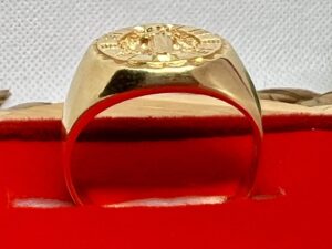 Anel com Imagem Sacra Banhado a Ouro 18k