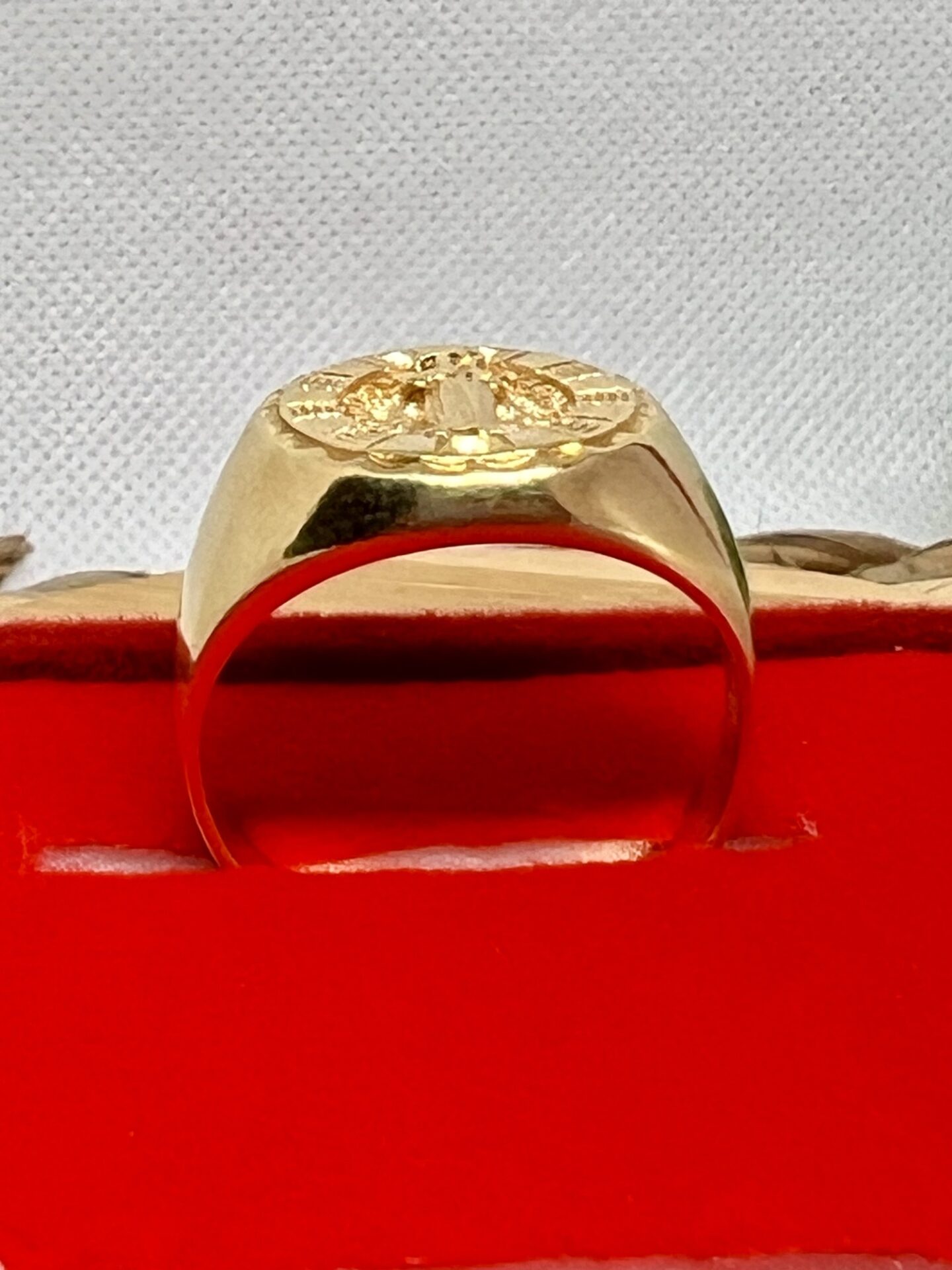 Anel com Imagem Sacra Banhado a Ouro 18k