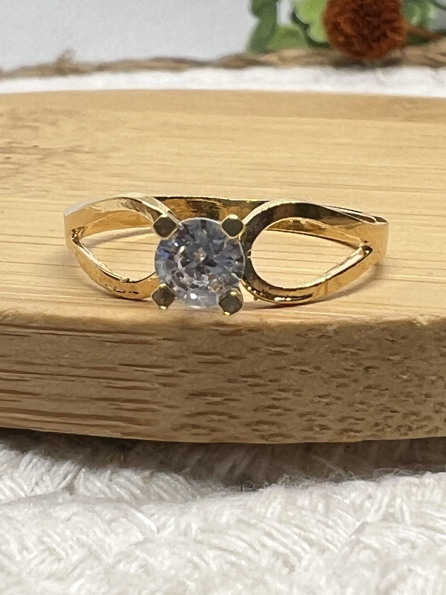 Anel Solitário com Zircônioa Banhado a Ouro 18k