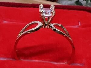 Anel Solitário com Zircônioa Banhado a Ouro 18k