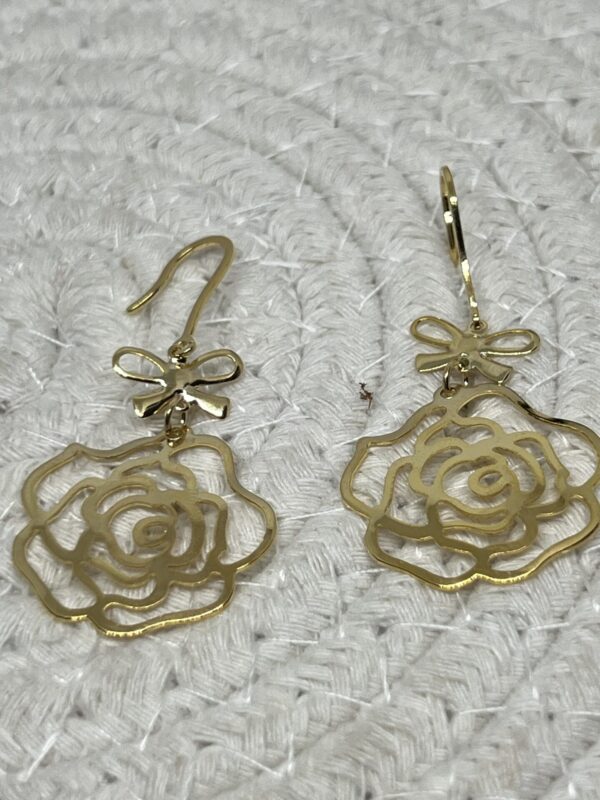 Brincoem Formato de Flor Banhado a Ouro 18k