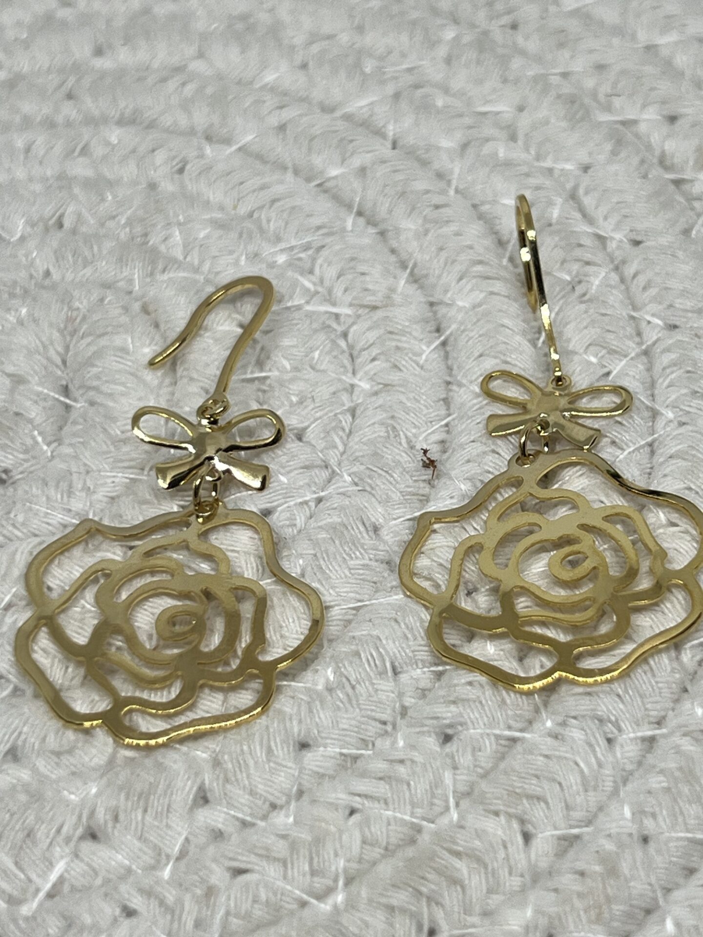 Brincoem Formato de Flor Banhado a Ouro 18k