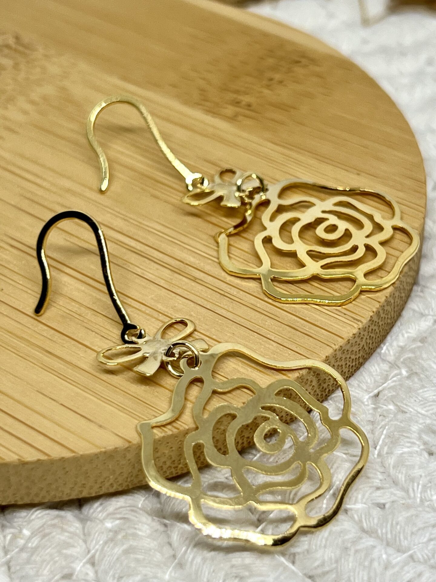 Brincoem Formato de Flor Banhado a Ouro 18k