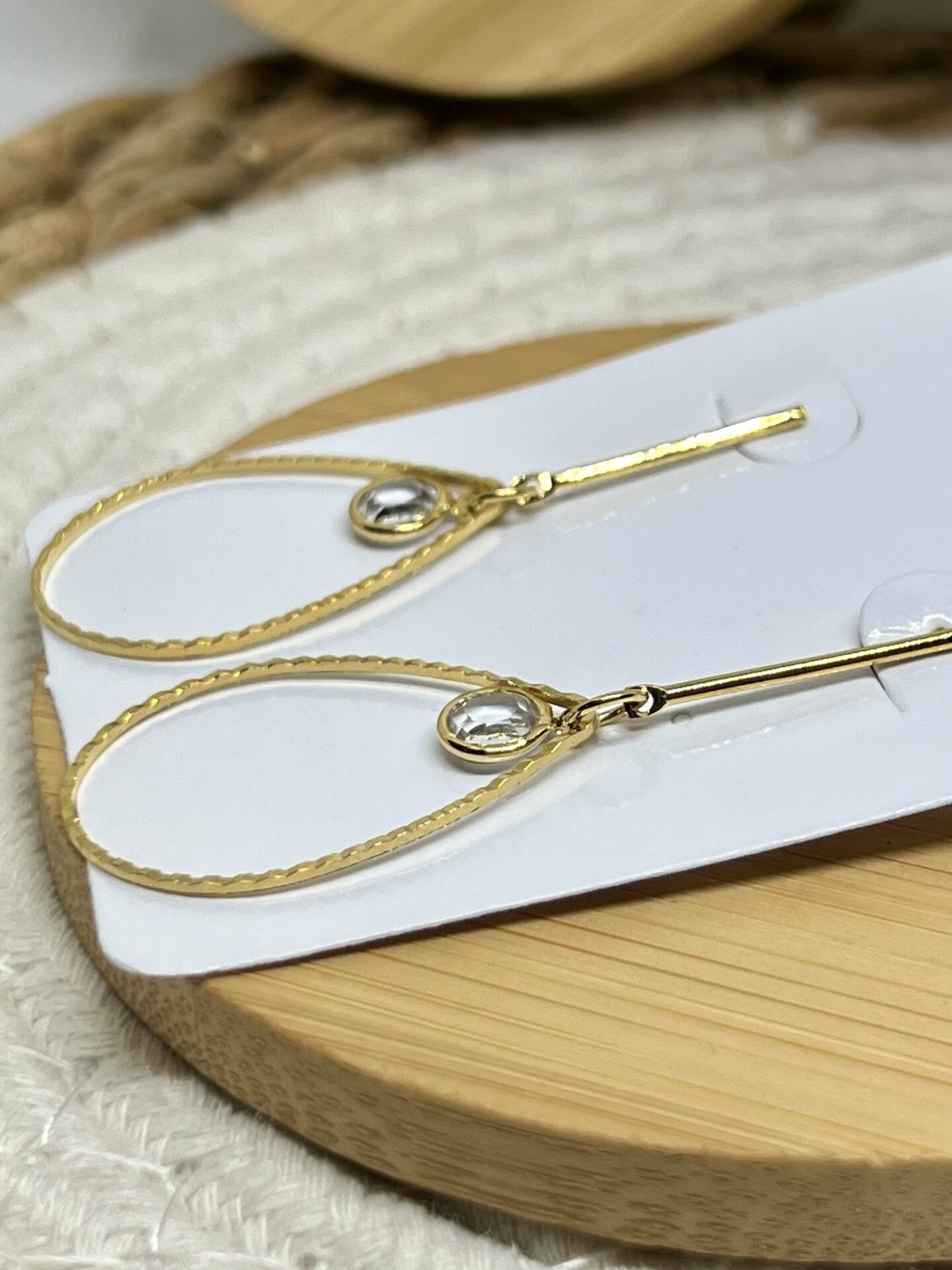 Brinco Gota, com Zircônia, banhado a ouro 18k