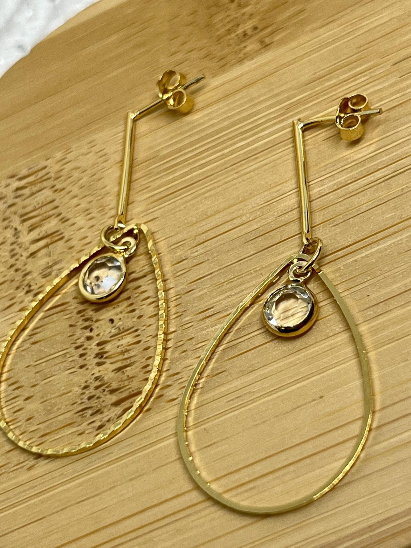Brinco Gota, com Zircônia, banhado a ouro 18k - Imagem 2