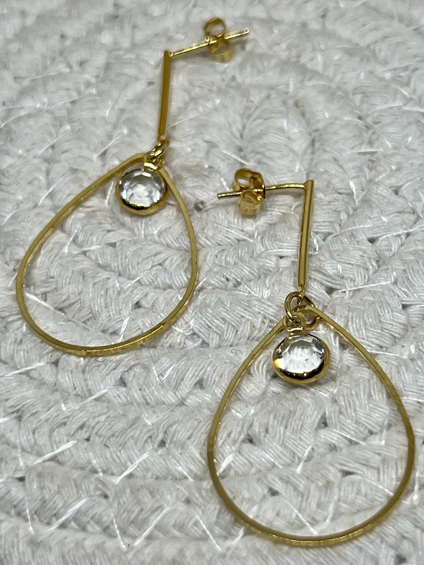 Brinco Gota com Zircônia banhado a ouro 18k