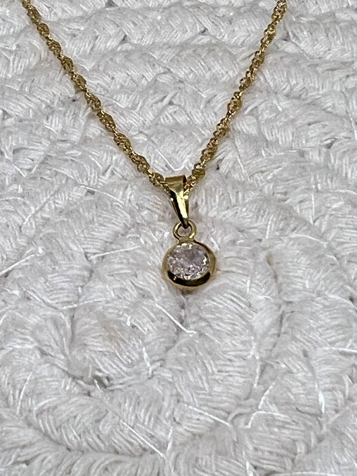 Cordão Malha Fígaro + Pingente em Zircônias, Banhado a Ouro 18k