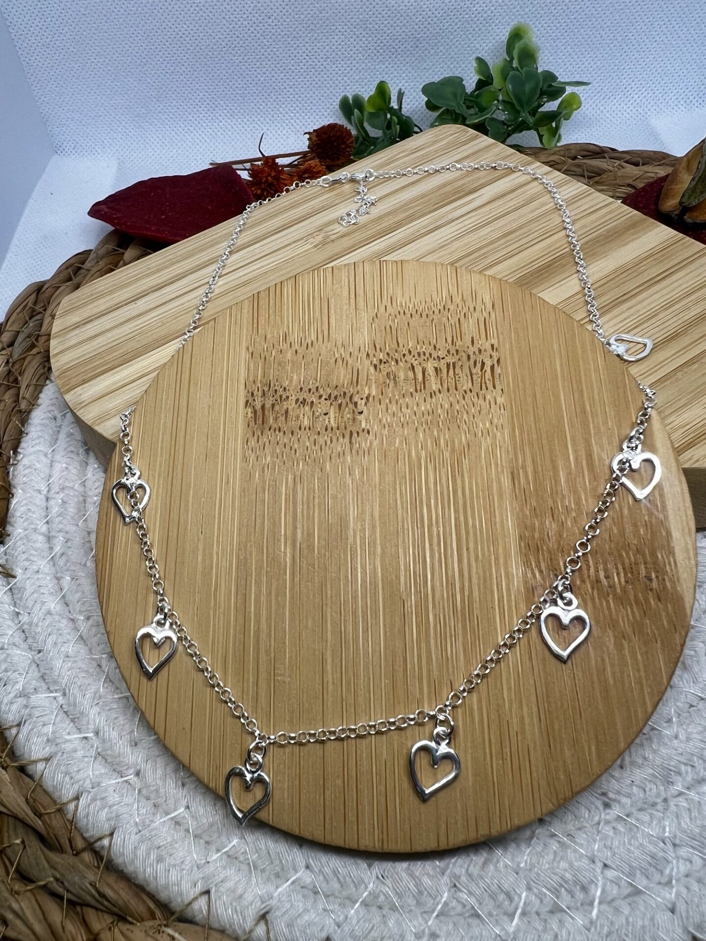 Se você está procurando uma peça de joalheria que combine elegância e significado, o colar com elos de coração vazado em prata 925 é a escolha perfeita. Este colar não é apenas um acessório, mas uma verdadeira declaração de estilo e sentimento