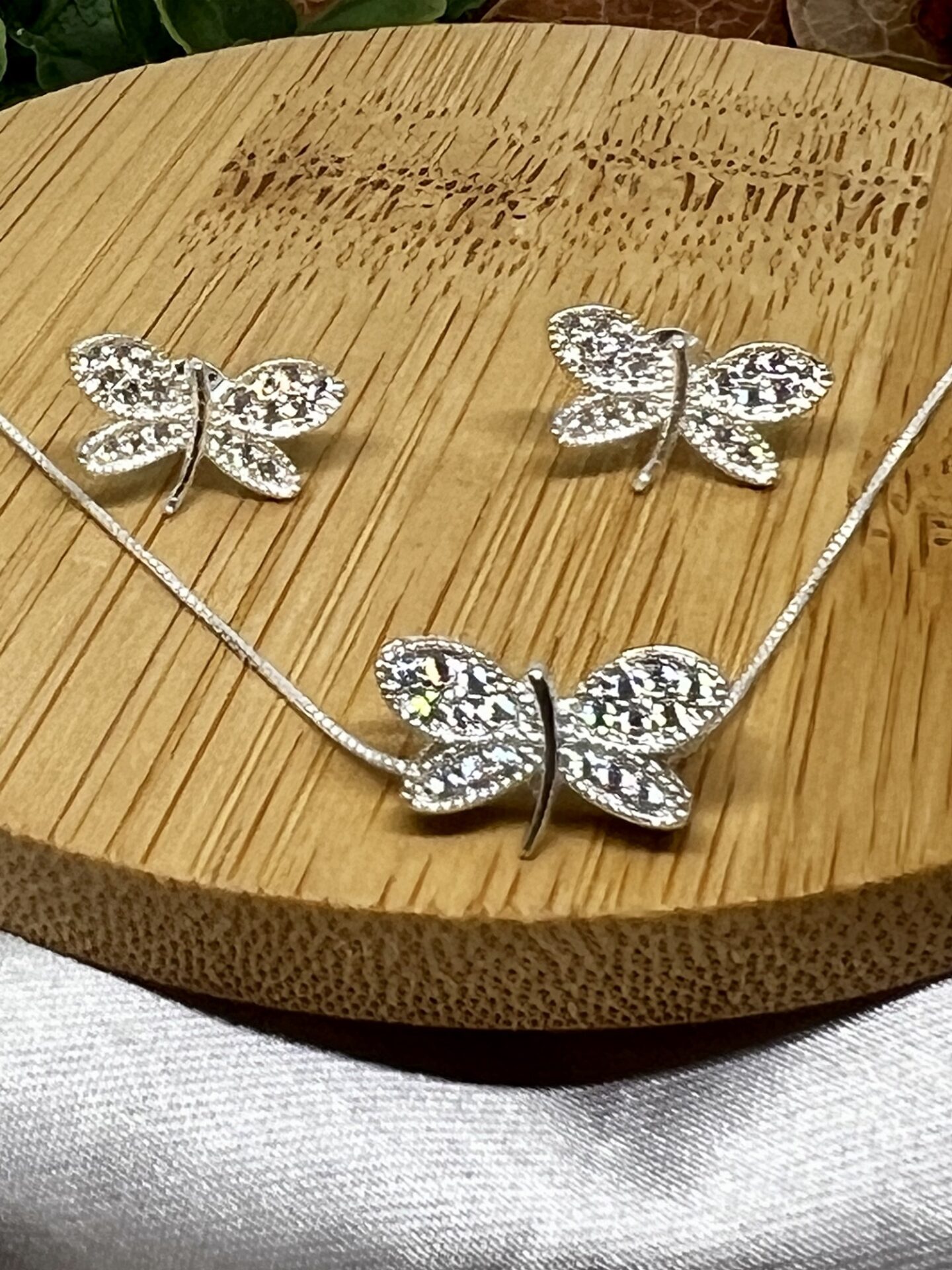 Conjunto Colar + Pingente + Brinco, Libélula  Cravejada em Microzirnoneas | Prata 925 - Imagem 2