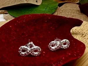 Brinco do Infinito Cravejado em Microzircônias, em Prata 925