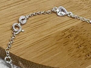Pulseira em Elos de Zircônias em Formato de Coração, em Prata 925