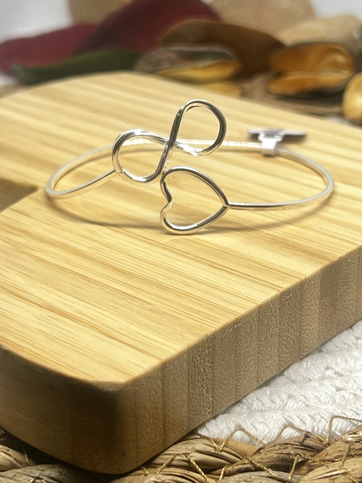 Pulseira Cravejada em Zircônias Brancas e Pedra Central Azul, Prata 925