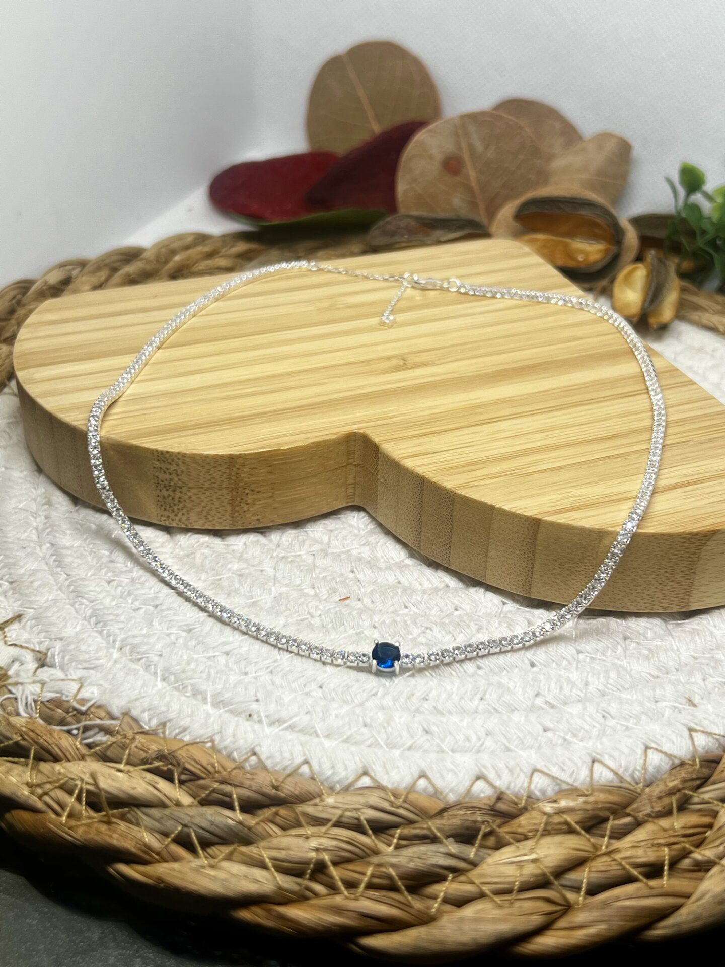Elegância e Sofisticação com a Gargantilha de Pedras Zircônias Brancas e Pedra Azul em Prata 925 - Imagem 2
