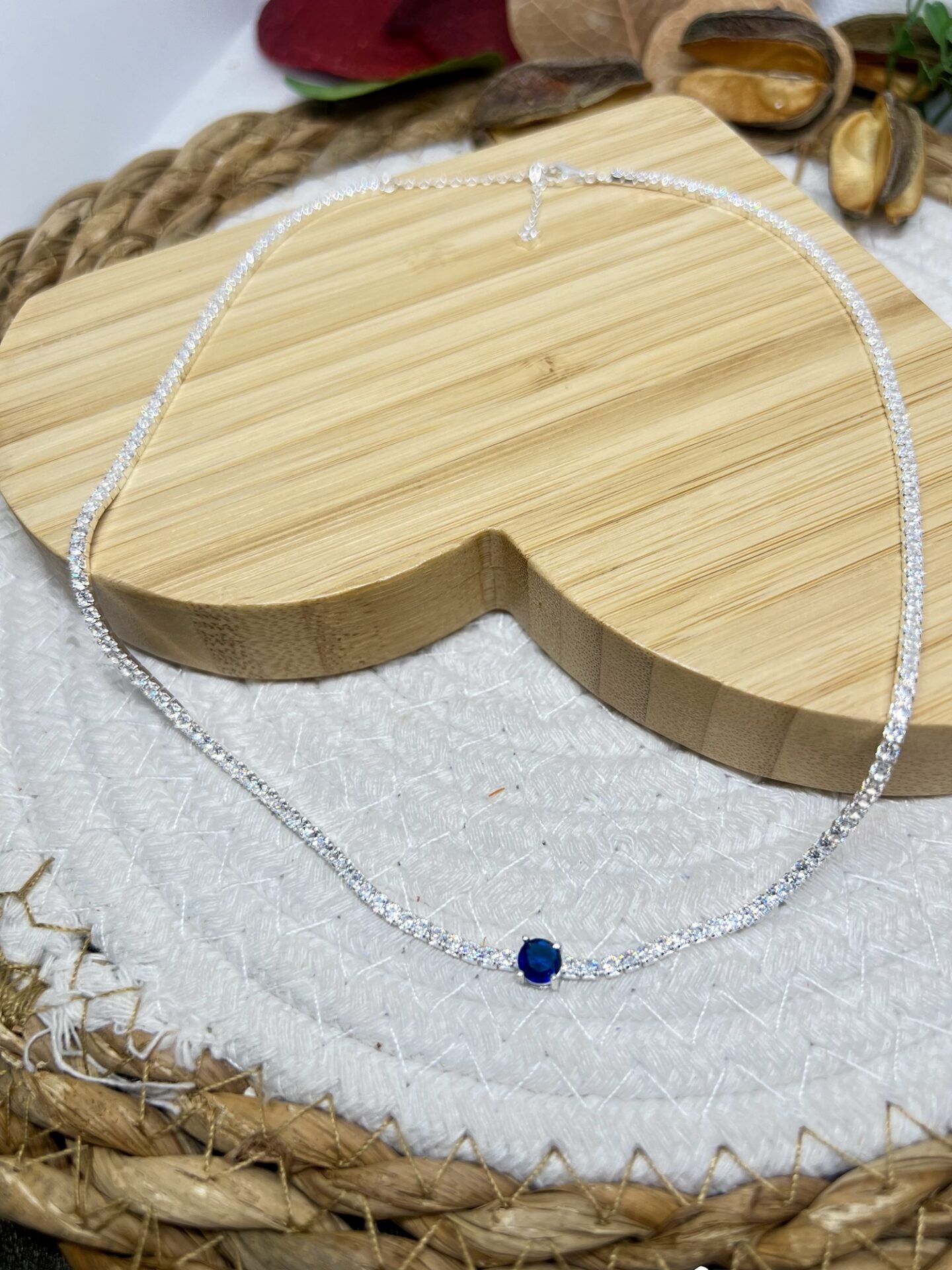 Elegância e Sofisticação com a Gargantilha de Pedras Zircônias Brancas e Pedra Azul em Prata 925 - Imagem 6