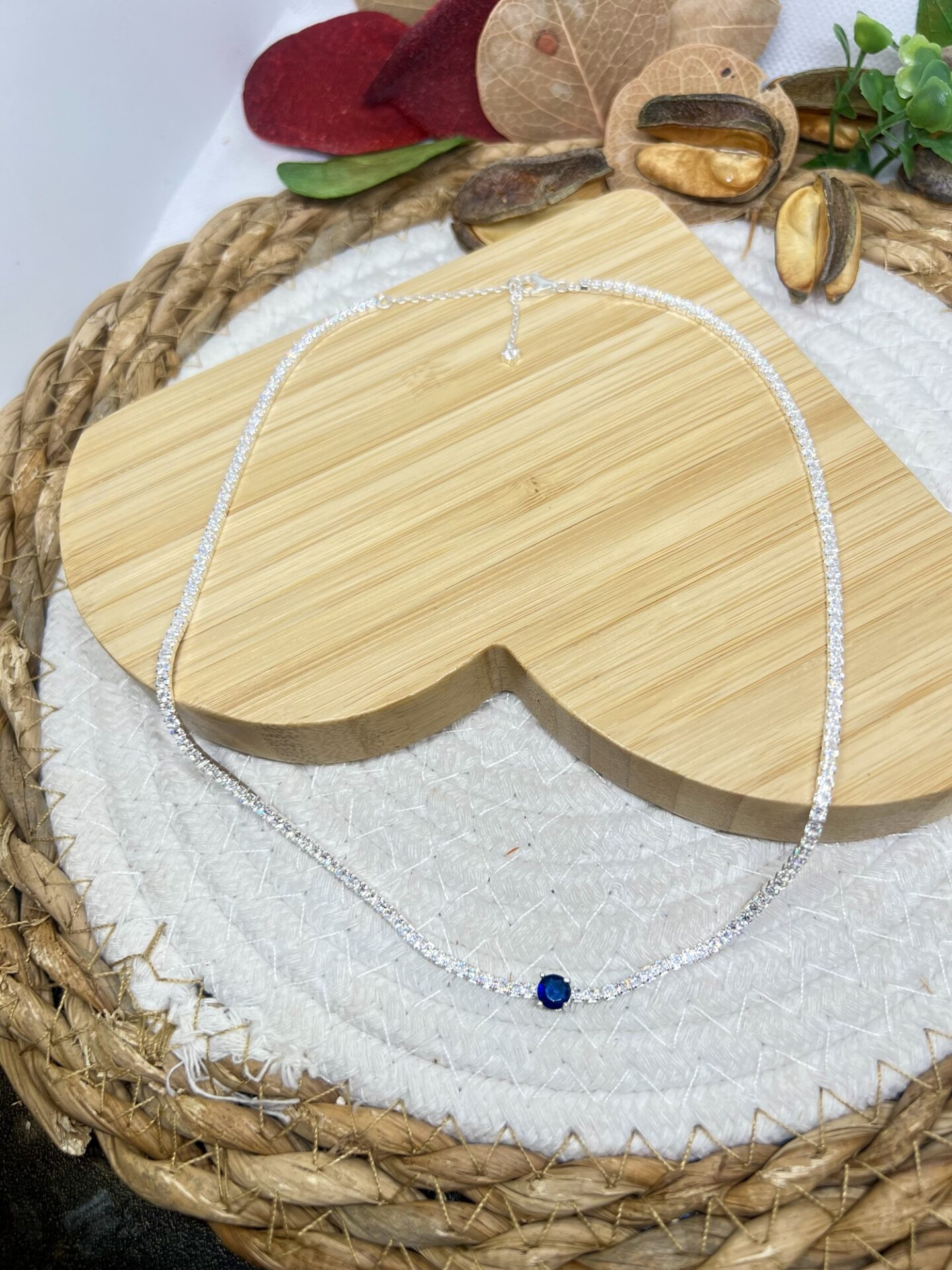 Elegância e Sofisticação com a Gargantilha de Pedras Zircônias Brancas e Pedra Azul em Prata 925 - Imagem 5
