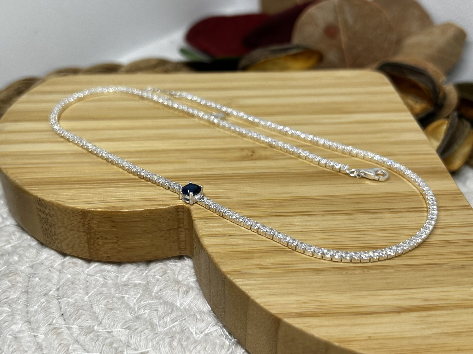 Elegância e Sofisticação com a Gargantilha de Pedras Zircônias Brancas e Pedra Azul em Prata 925 - Imagem 4