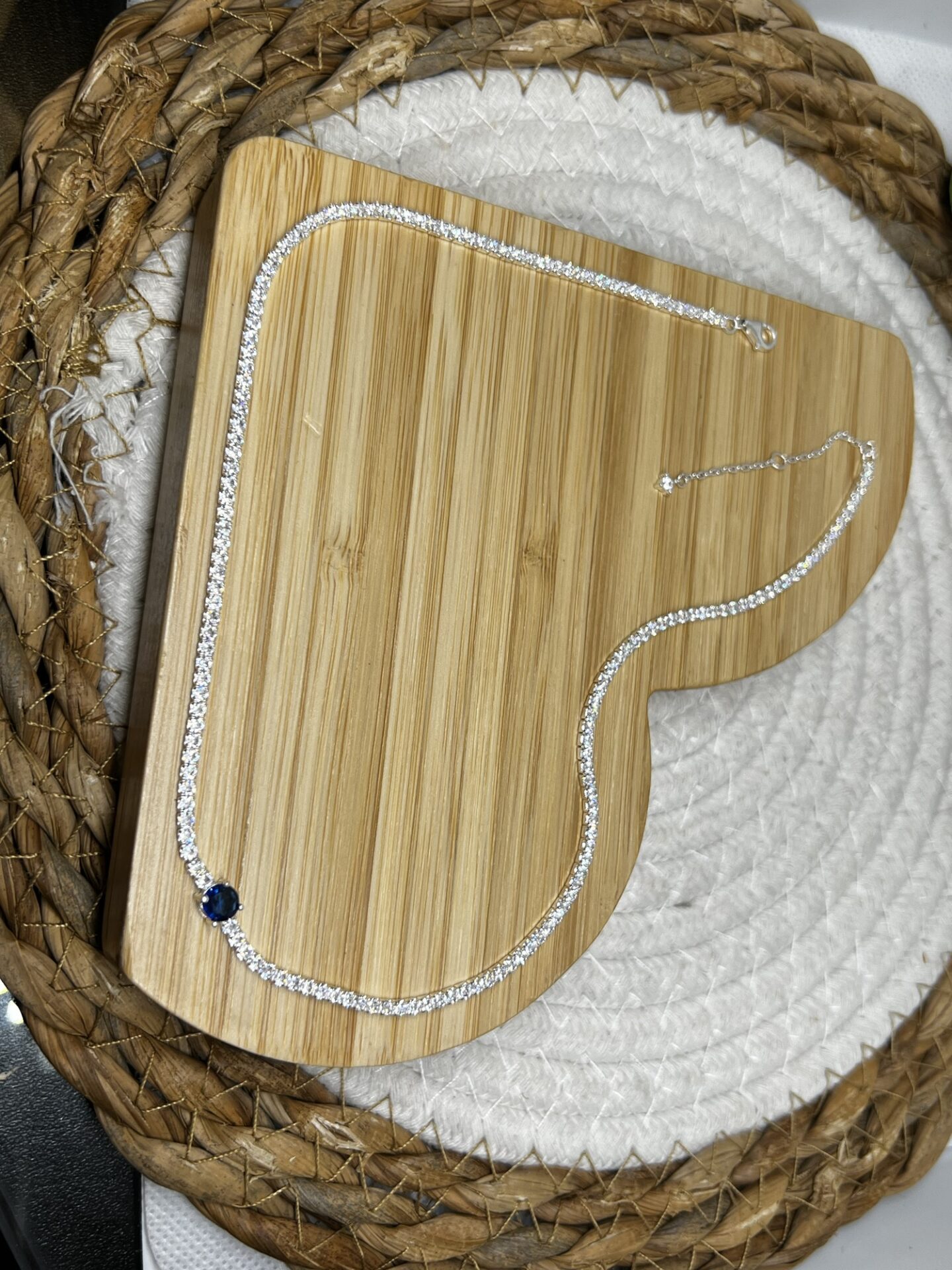 Elegância e Sofisticação com a Gargantilha de Pedras Zircônias Brancas e Pedra Azul em Prata 925 - Imagem 3