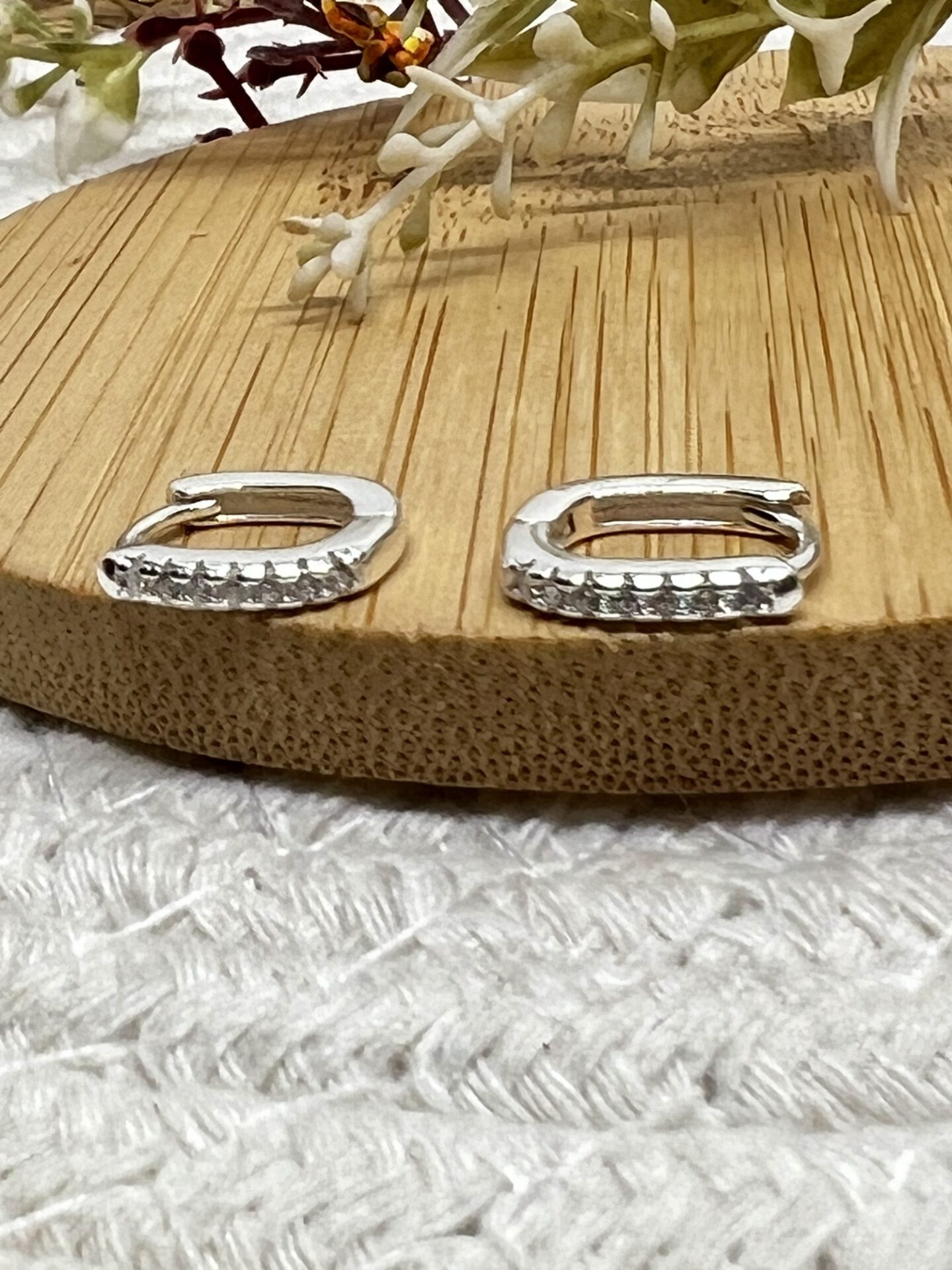 Brinco Argola Quadrada Cravejada em Microzircônias