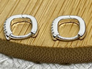 Conheça as Argolas Quadradas Cravejadas em Microzircônias 13mm