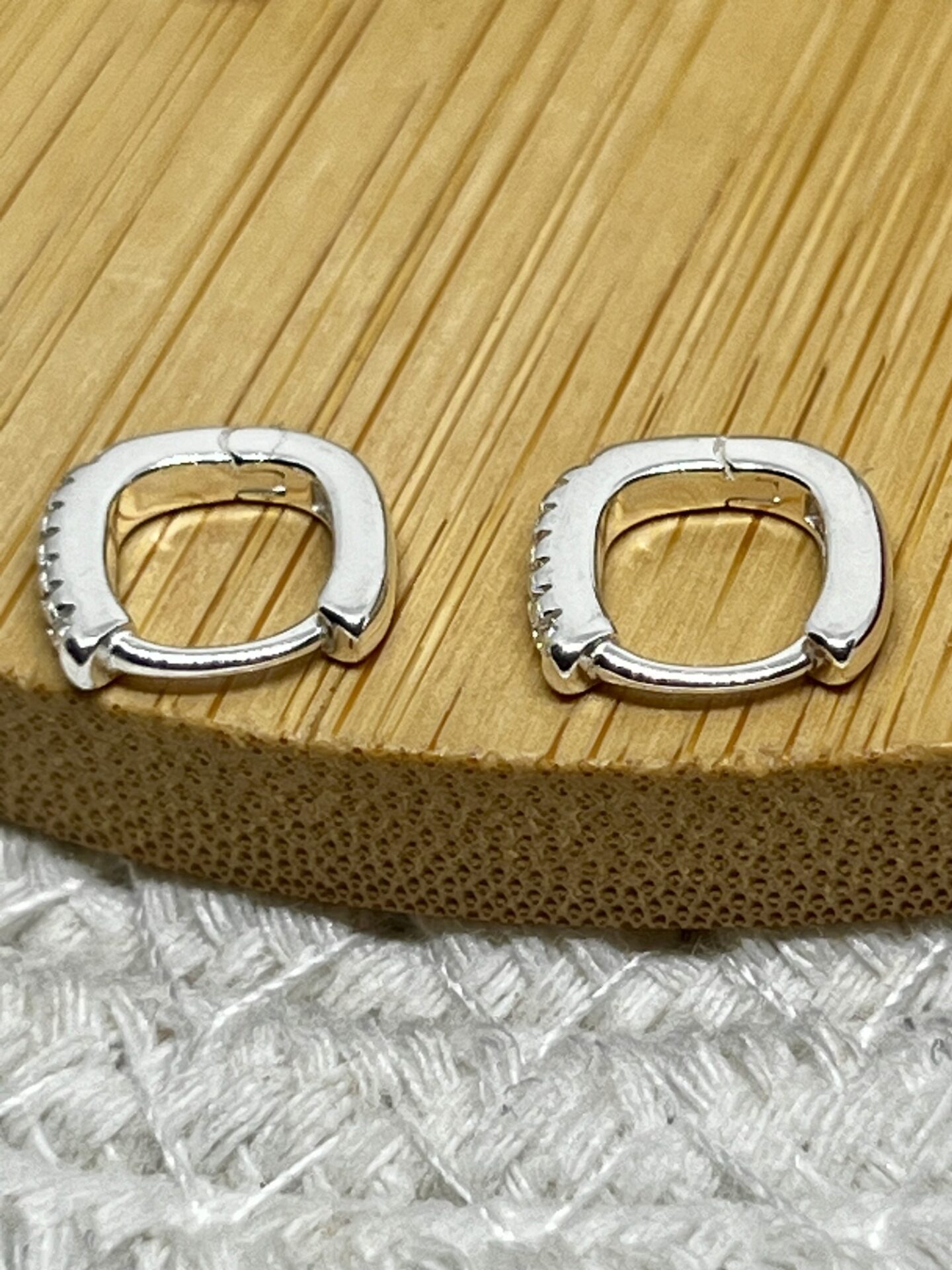 Conheça as Argolas Quadradas Cravejadas em Microzircônias 13mm