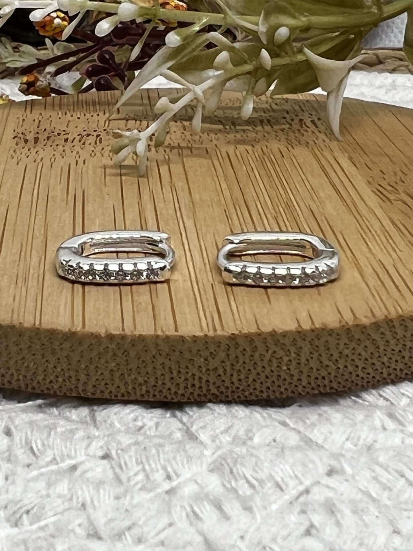 Brinco Argola Quadrada Cravejada em Microzircônias