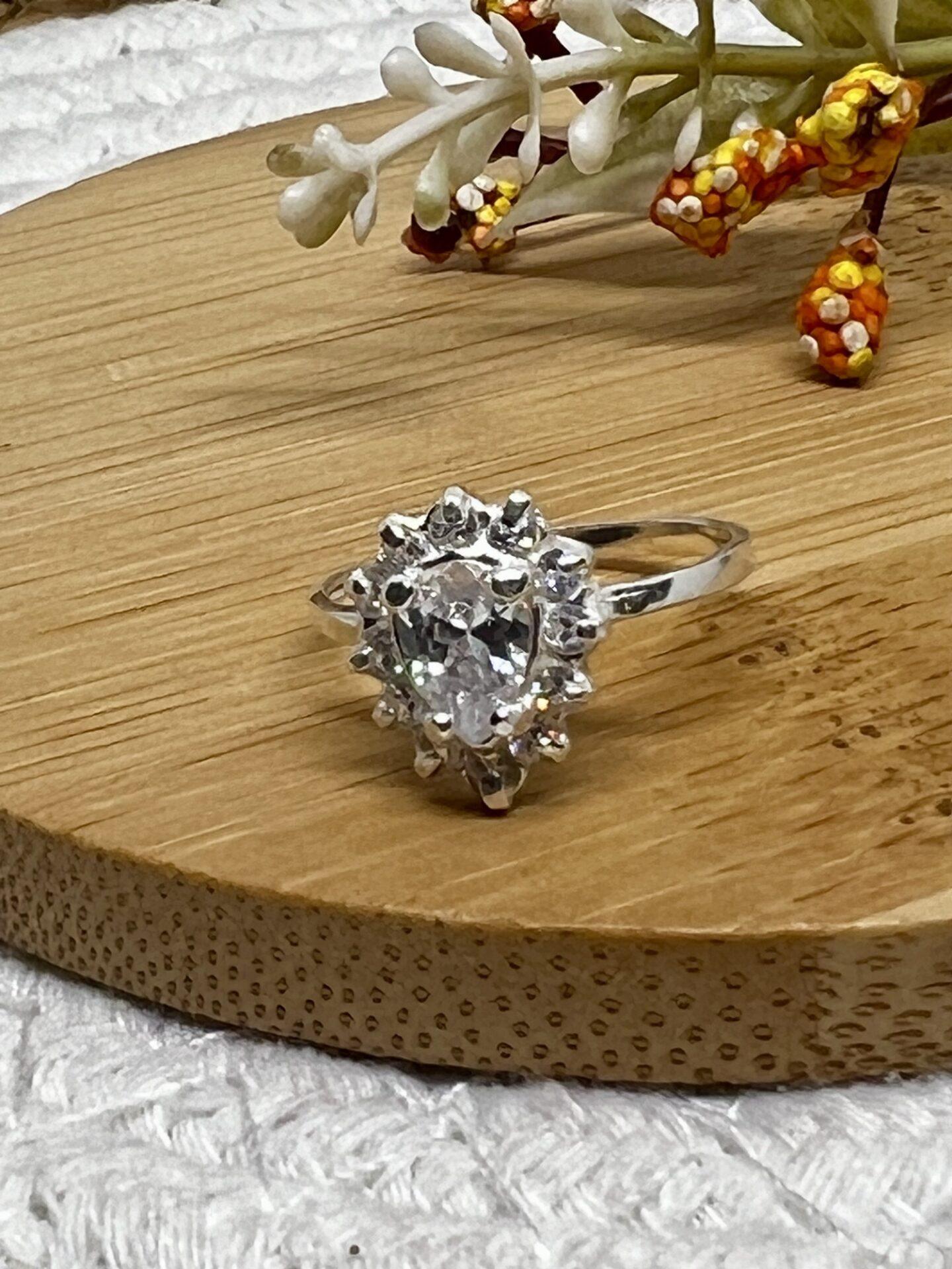 Anel Gota Cravejado com Microzircônias e Zircônia no Centro
