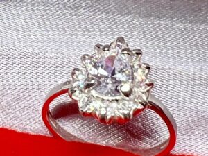 Anel Gota Cravejado com Microzircônias e Zircônia no Centro