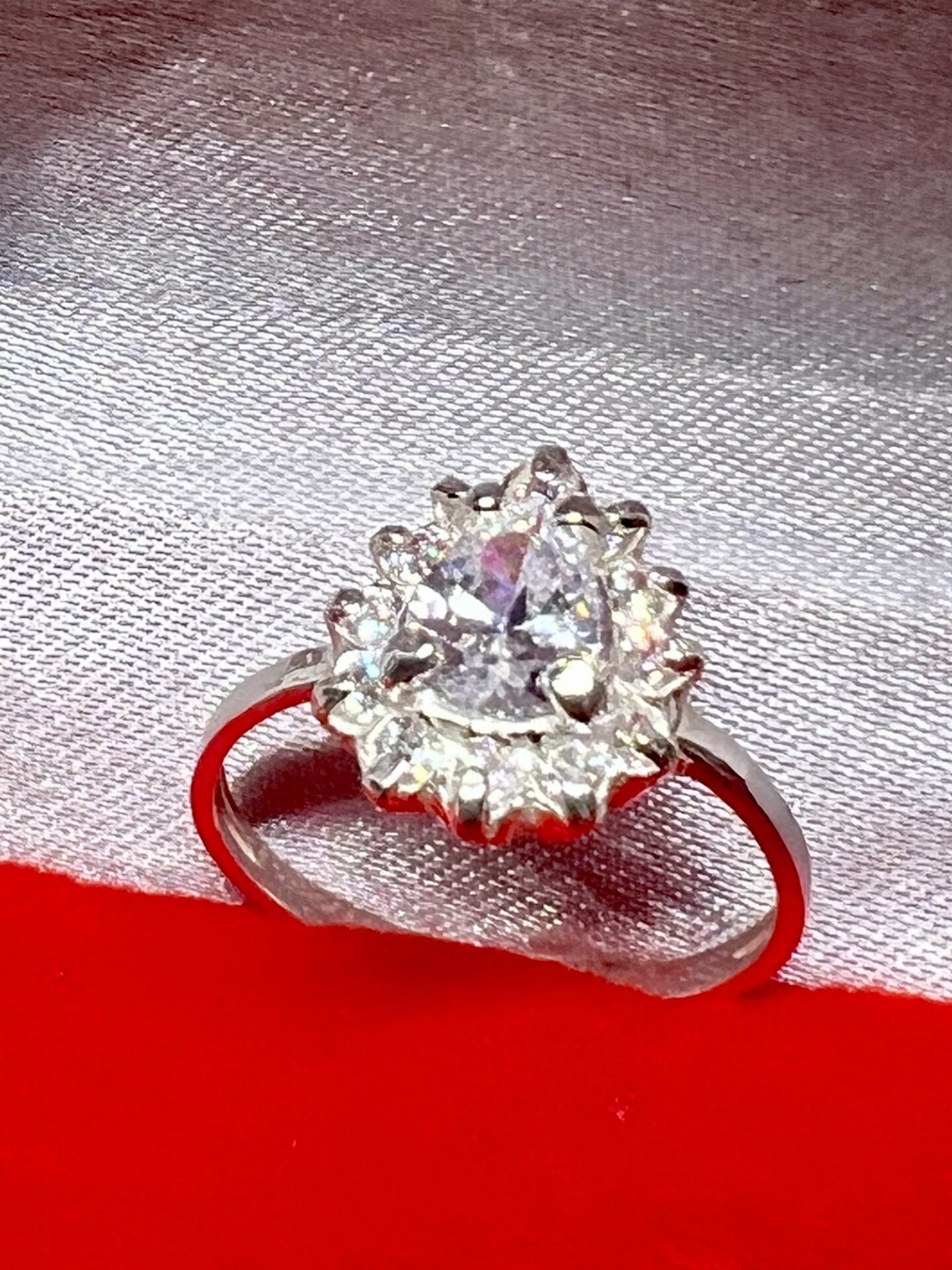Anel Gota Cravejado com Microzircônias e Zircônia no Centro