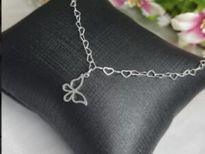 Pulseira com Elos em Coração e Pingente de Borboleta em Prata 925