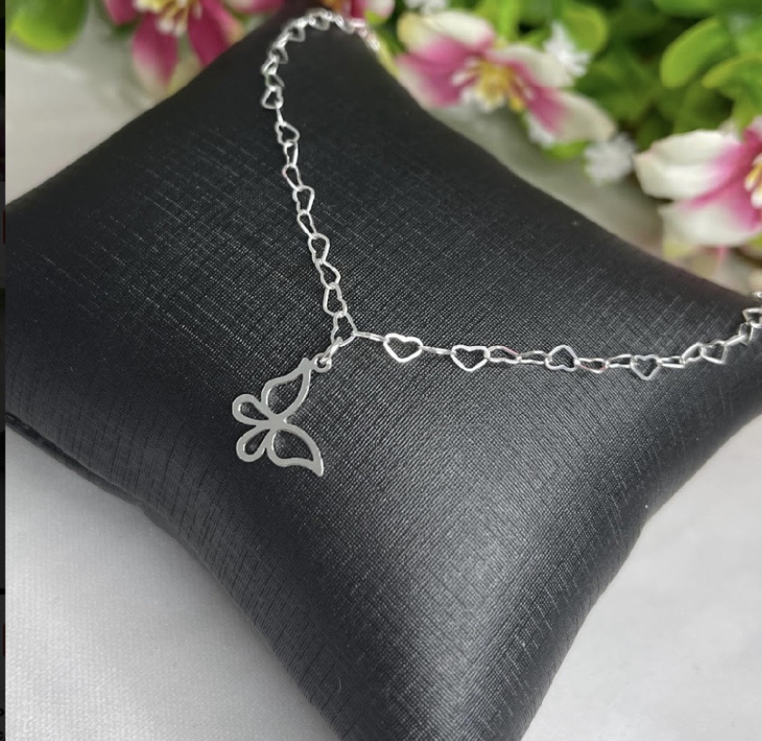 Pulseira com Elos em Coração e Pingente de Borboleta em Prata 925