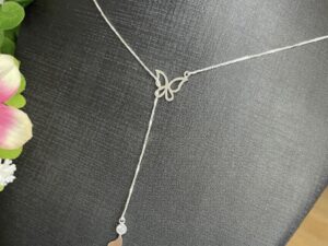 Colar Tipo Gravatinha com Pingente de Borboleta em Prata 925