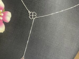 Colar Tipo Gravatinha em Trevo de Quatro Folhas, em Prata 925