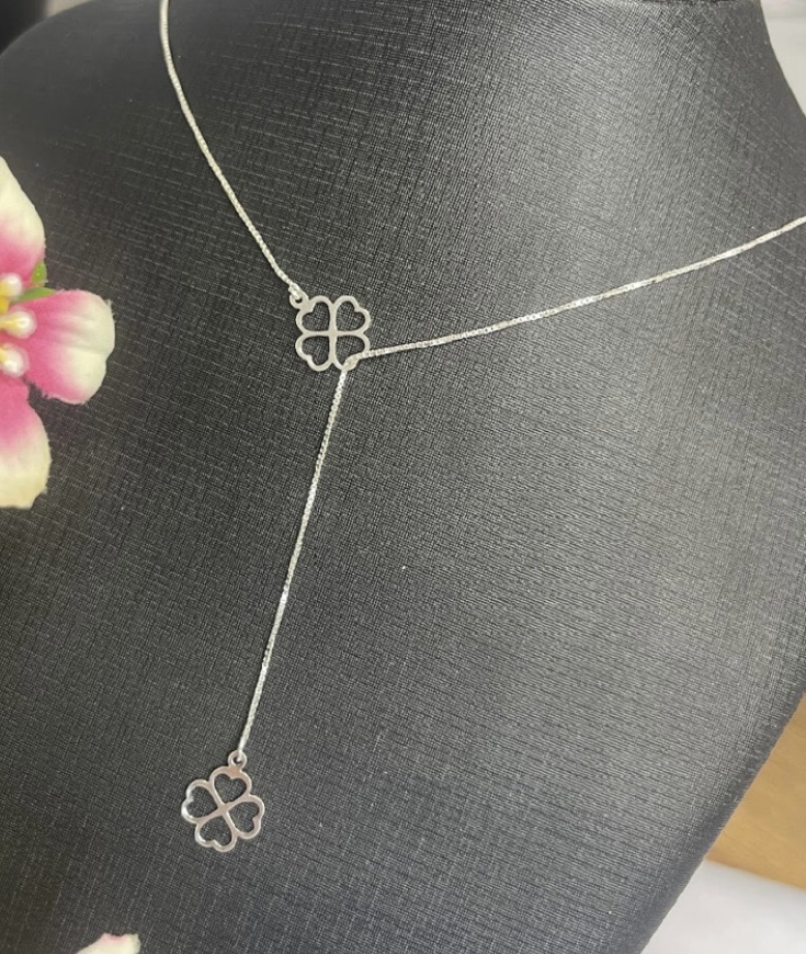 Colar Tipo Gravatinha em Trevo de Quatro Folhas, em Prata 925