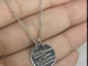 Colar com Pingente Tipo Medalha em Prata 925
