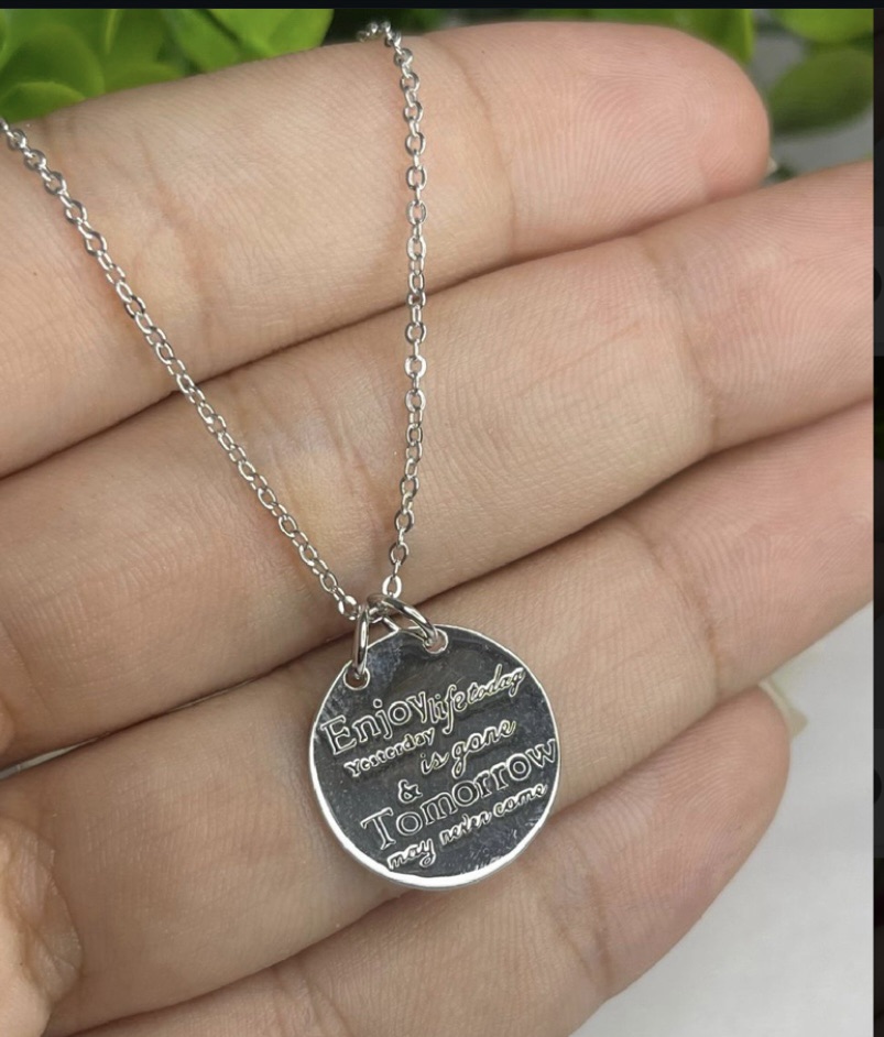 Colar com Pingente Tipo Medalha em Prata 925