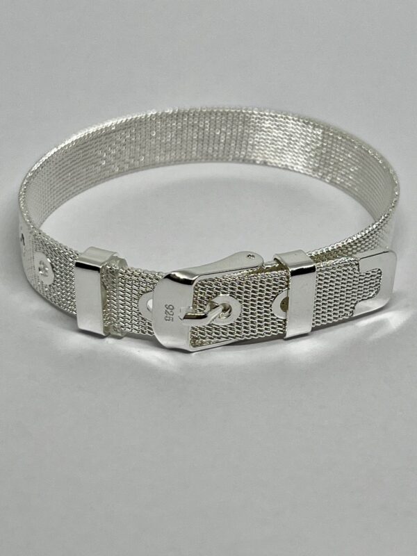 Nossa pulseira tipo cinta é a escolha ideal para quem busca um acessório elegante e moderno. Com um design sofisticado, ela complementa qualquer look, seja para ocasiões especiais ou para o dia a dia.