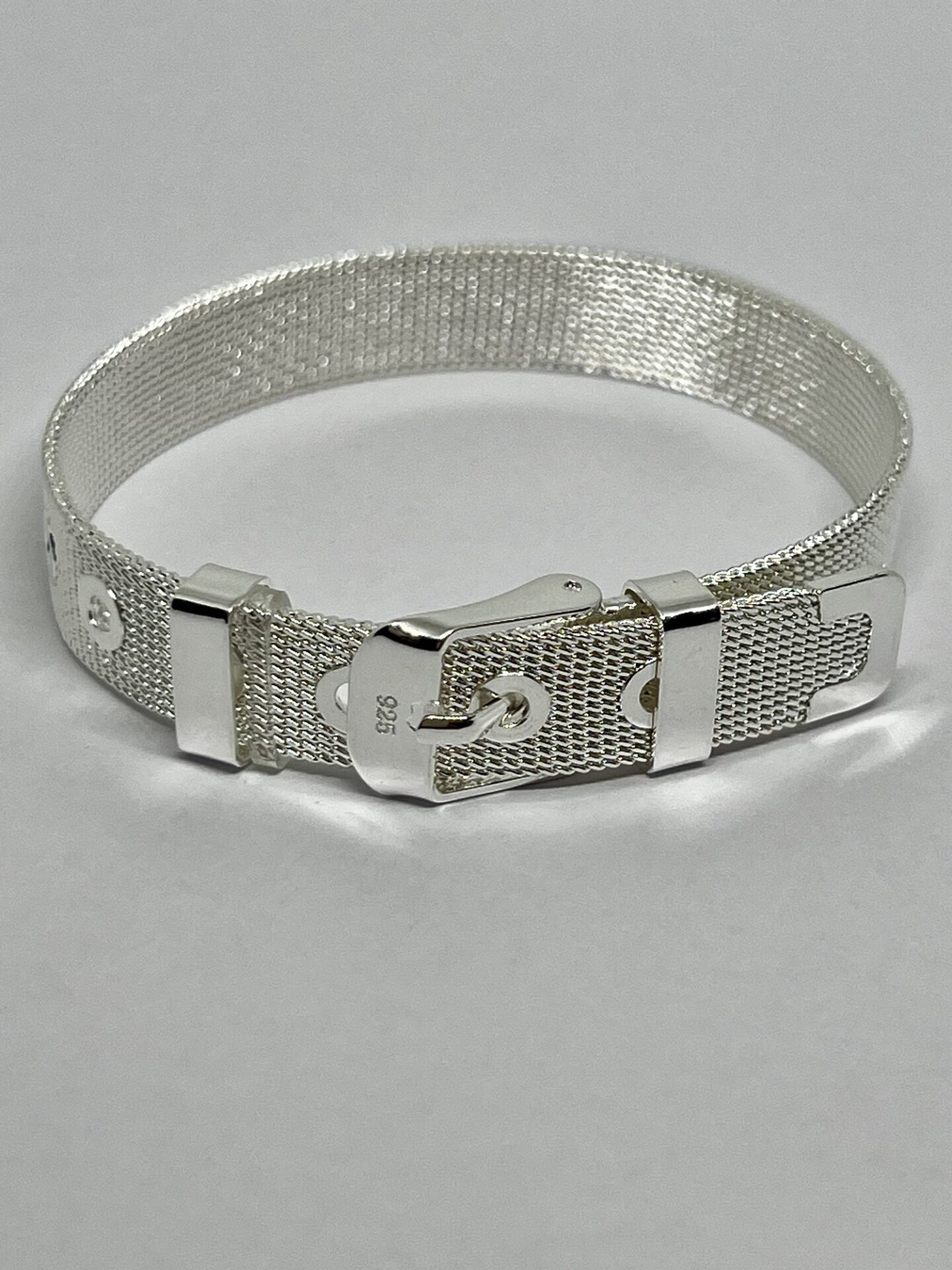 Nossa pulseira tipo cinta é a escolha ideal para quem busca um acessório elegante e moderno. Com um design sofisticado, ela complementa qualquer look, seja para ocasiões especiais ou para o dia a dia.
