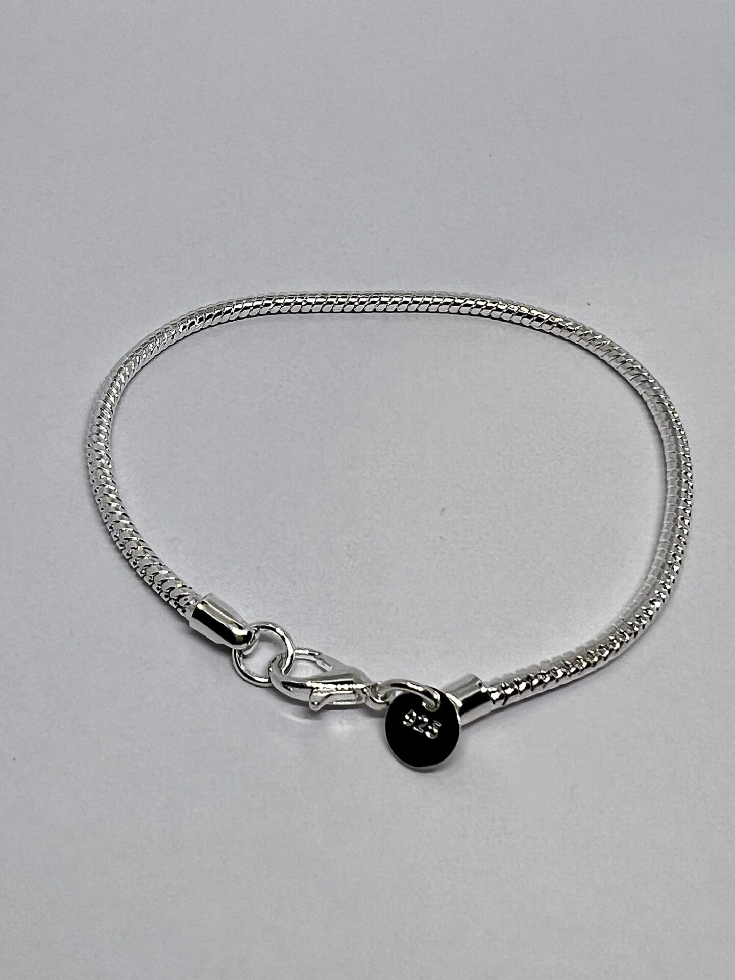 Nossas pulseiras de corda trançada de 4mm masculina são a escolha perfeita para homens que buscam elegância e estilo. O design trançado oferece um visual moderno e sofisticado, ideal para complementar qualquer look.